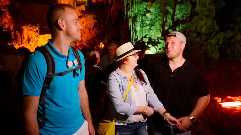 Carmen Bloschies und Oliver Mayer sind mit Reiseleiter Askan auf Entdeckungstour in der Halongbucht. Dort steht die Besichtigung der Dong Thien Cung auf dem Plan. Die Grotte des Himmlischen Palastes liegt auf der Insel Dau Go und ist fast 20 Meter hoch. Die Tropfsteinhöhle wurde erst 1993 entdeckt und bietet mit farbig beleuchteten Stalaktiten und Stalagmiten ein beeindruckendes Schauspiel. – Bild: Deborah Stöckert