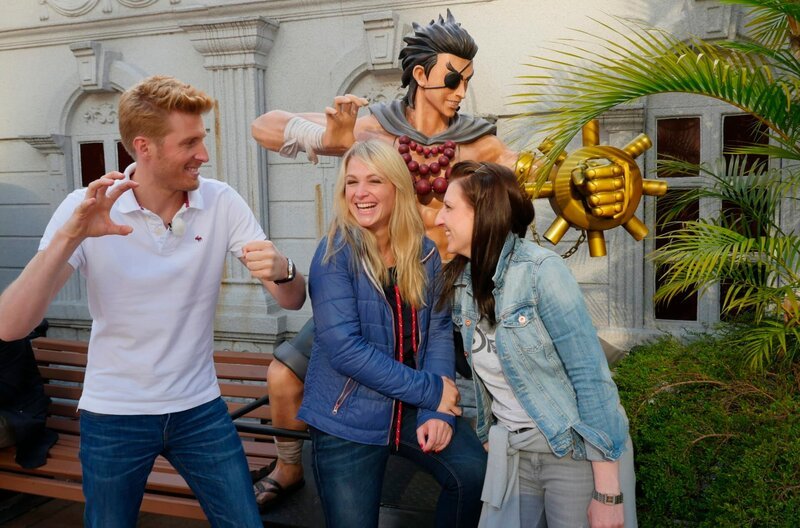 Schlagersänger Maxi Arland, Entertainmentmanagerin Cori und ihre Freundin Rahel sind im Kowloon Park unterwegs. – Bild: BR, Bewegte Zeiten GmbH, Alexander Stark
