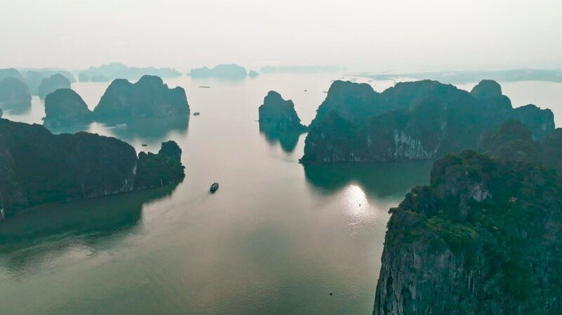 In der Halong Bucht in Vietnam ragen fast 2.000 Felseninseln auf einem Gebiet von rund 1.500 Quadratkilometern aus dem Meer. – Bild: phoenix/​ZDF/​South and Browse GmbH