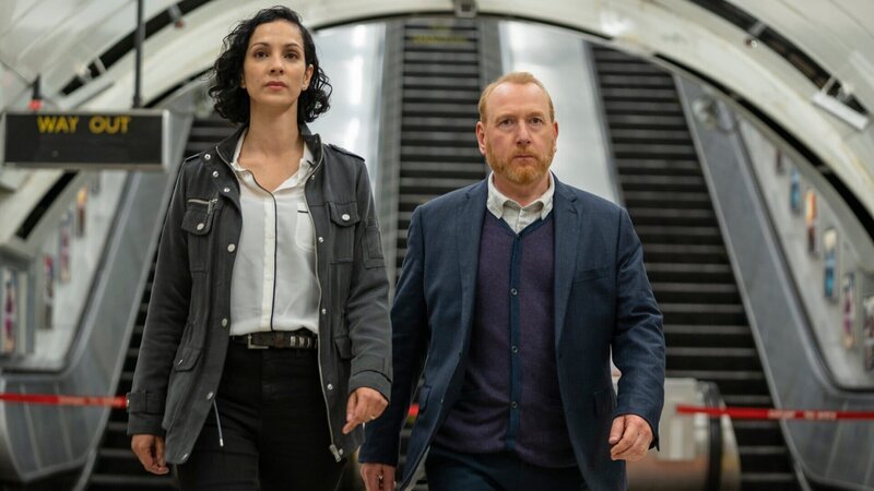 Priya Shamsie (Sonita Henry) und Max Arnold (Adrian Scarborough) sind bereit für die Ermittlungen. – Bild: Sven Arnstein/​AcornTV