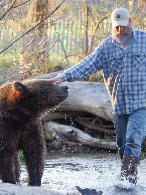 Jeff teaching bears how to fish. – Bild: Discovery Communications.