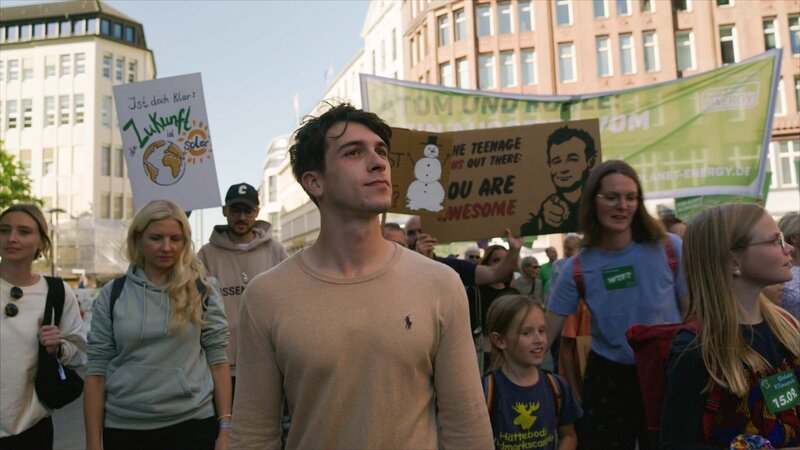 Wilhelm Möller will nicht die Marktwirtschaft abschaffen, sondern in die richtige Richtung lenken. Früher kämpfte er bei Fridays for Future, heute setzt er an der Börse auf Nachhaltigkeit. – Bild: Gordon Volk Wilhelm Möller will nicht die Marktwirtschaft abschaffen, sondern in die richtige Richtung lenken. Früher kämpfte er bei Fridays for Future, heute setzt er an der Börse auf Nachhaltigkeit. – Bild: Gordon Volk