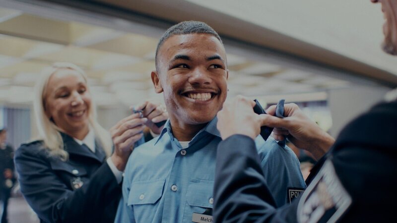 Chinedu Melcher (M.) und Ausbilderinnen und Ausbilder der Polizeiakademie bei der Ernennung zum Polizeimeister und dem Anlegen von Schulterstu?cken. – Bild: Lisa Jilg Chinedu Melcher (M.) und Ausbilderinnen und Ausbilder der Polizeiakademie bei der Ernennung zum Polizeimeister und dem Anlegen von Schulterstu?cken. – Bild: Lisa Jilg