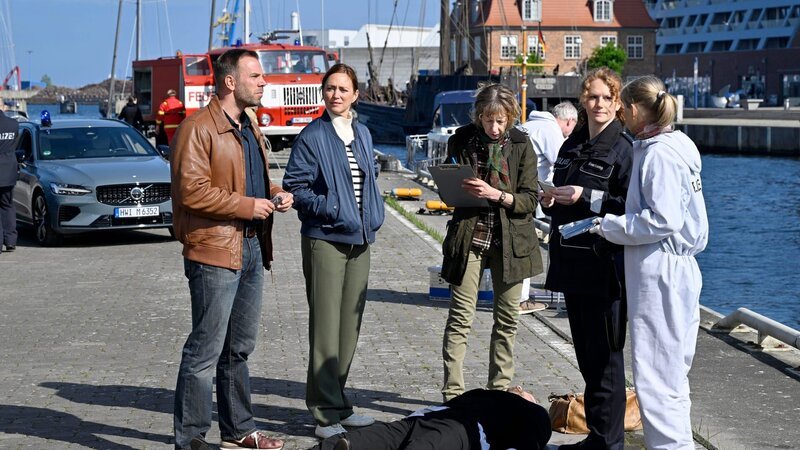 In der Nähe eines Trauerschiffes treibt Lasse Hartmann tot im Hafenbecken. Laut Dr. Helene Sturbeck wurde er, bevor er ertrank, noch heftig verprügelt. Die Kommissare Karoline Joost und Lars Pöhlmann nehmen mit Unterstützung von Paula Moorkamp und Roswitha Prinzler die Ermittlungen auf. – Bild: Honorarfrei – nur für diese Sendung inkl. SocialMedia bei Nennung ZDF und ZDF /​ Meyerbröker.