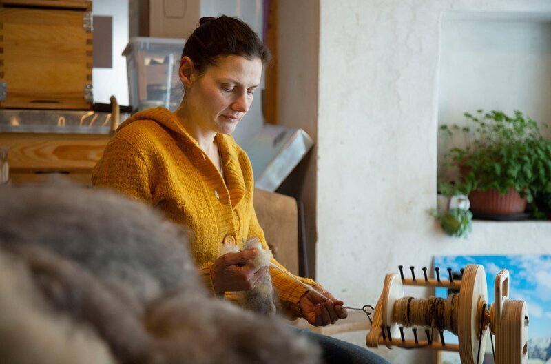 Vida Matk spinnt Wolle in ihrer Stube. – Bild: phoenix/​SWR/​Catharina Kleber