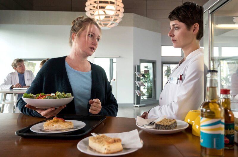 Ist Claudia Kühne etwa schwach geworden? Theresa Koshka überrascht die Diabetikerin in der Cafeteria. – Bild: ARD/​Jens Ulrich Koch