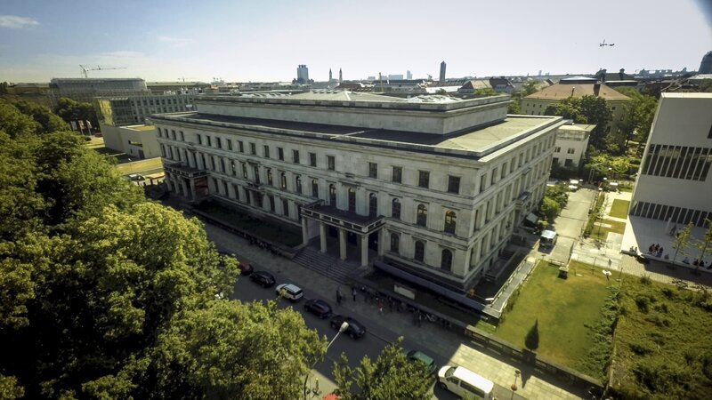 Schweres Erbe: der ehemalige Führerbau in München, in dem heute die Hochschule für Musik und Theater residiert. – Bild: Hans Jakobi