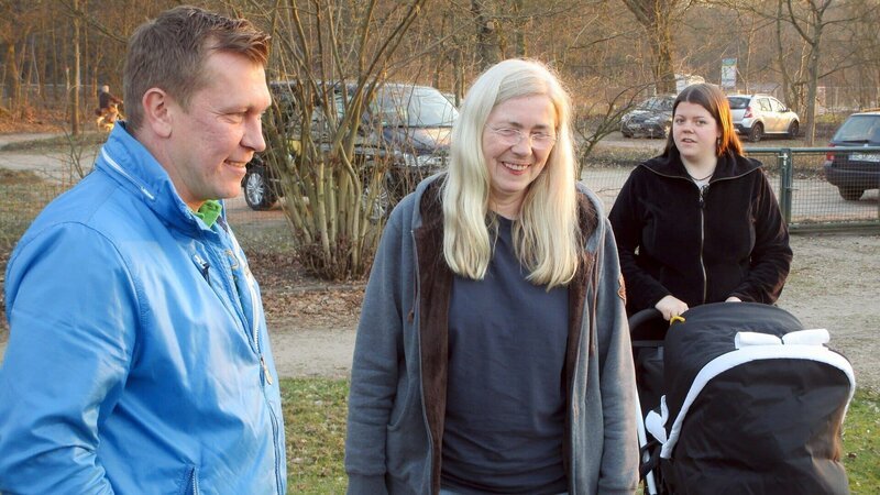Trödelprofi Otto Schulte mit Andrea (Mitte) und Katrin (re.) – Bild: RTL Zwei