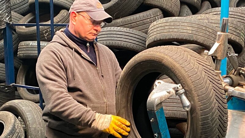 Rund 600.000 Altreifen fallen pro Jahr in Deutschland an. Das Unternehmen „King Mailer“ in Dissen im Teutoburger Wald ist das einzige in Deutschland, das alte PKW-Reifen runderneuert. – Bild: Berndt Welz
