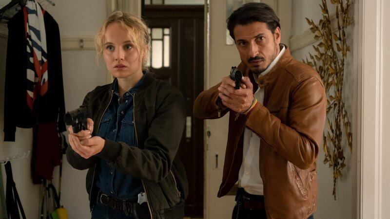 An Ulla Nowaks Wohnungstür wurde das Polizeisigel aufgebrochen. Inka (Luise von Finckh) und Battiato (Salvatore Greco) durchsuchen die Wohnung. – Bild: Conny Klein