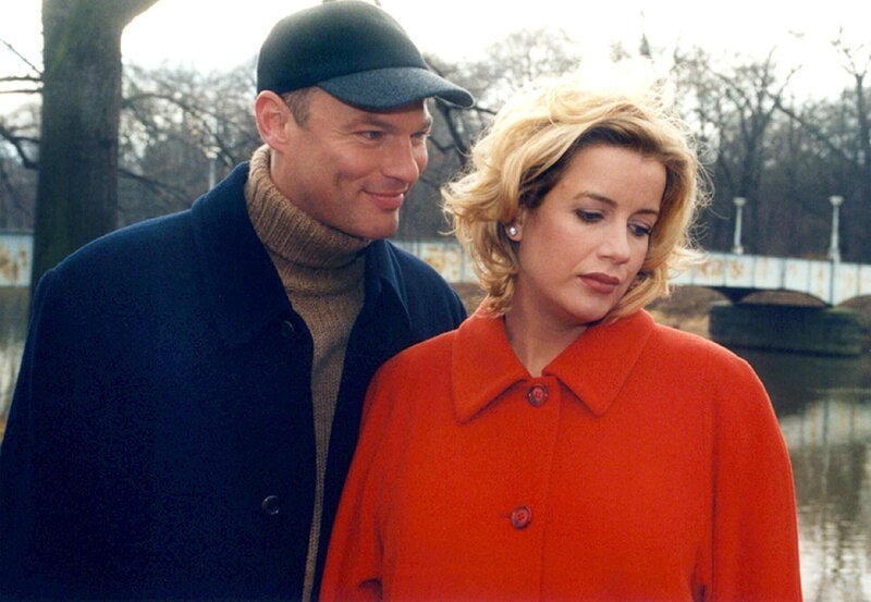 Carlo Schönberg (Klaus Niehoff), der Vater des ungeborenen Kindes, möchte mit Sarah (Alexa Maria Suhrholt) zusammenleben. Sie ist sich unsicher, ob sie auf dieses Angebot eingehen soll. – Bild: MDR/​Laue