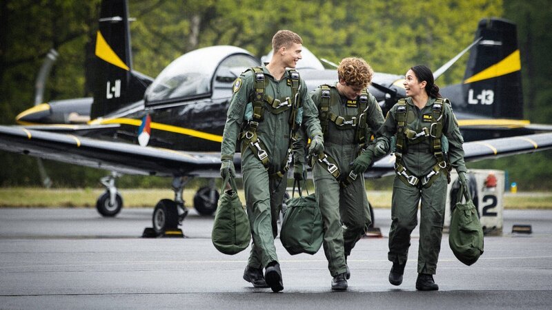 Leyla Demir (Sinem Kavus, r.), Guus Walema (Soy Kroon, M.) und Rutger de Man (Josha Stradowski, l.) möchten nach ihrer Ausbildung F-16-Pilot*innen werden. – Bild: Dinand van der Wal