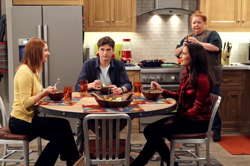 Berta (Conchata Ferrell, hinten) beobachtet gespannt, wie das Essen zwischen Zoey (Sophie Winkleman, r.), Walden (Ashton Kutcher, M.) und Bridget (Judy Greer, l.) verläuft … – Bild: Courtesy of Warner Brothers