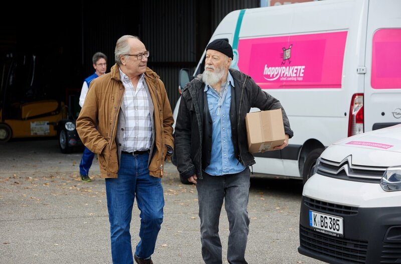 Die Rentnercops, Klaus Schmitz (Hartmut Volle, l.) und Reinhard Bielefelder (Bill Mockridge, r.) sehen sich auf dem Gelände des Paketdienstes um. – Bild: ARD/​Kai Schulz
