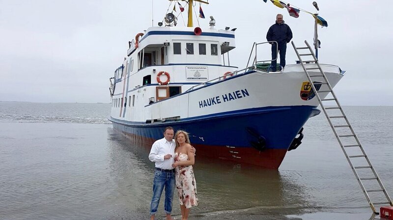 Meike und Bernd haben auf Ihrem Dampfer geheiratet. – Bild: NDR
