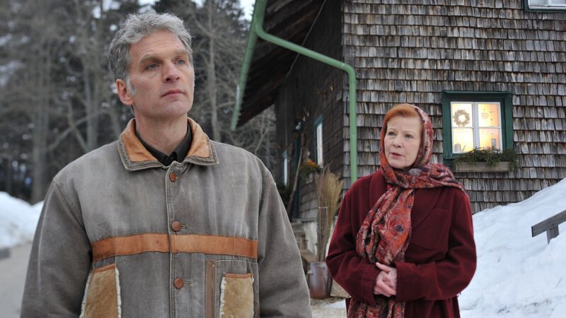 Marte (Renate Schroeter, r.) hat sich nach dem Tod ihrer Tochter in den Kopf gesetzt, bei ihrem Schwiegersohn Florian (Walter Sittler, l.) zu wohnen. Doch dieser ist von ihrem Vorschlag nicht sonderlich begeistert. – Bild: Bernd Schuller Marte (Renate Schroeter, r.) hat sich nach dem Tod ihrer Tochter in den Kopf gesetzt, bei ihrem Schwiegersohn Florian (Walter Sittler, l.) zu wohnen. Doch dieser ist von ihrem Vorschlag nicht sonderlich begeistert. – Bild: Bernd Schuller