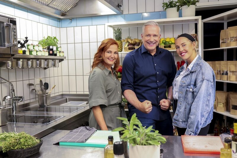 (v.l.n.r.) Yvonne Fries; Alexander Herrman; Mona Hiermaier – Bild: Seven.One /​ Benedikt Müller