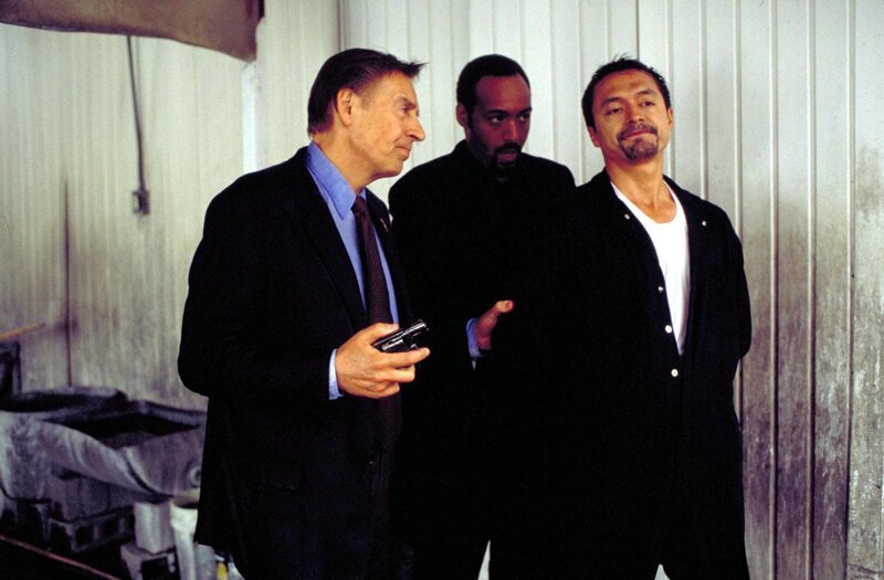In dem Glauben, nicht zwei Mal für die gleiche Tat verurteilt werden zu können, gibt Reynaldo Celaya (Otto Sanchez) die Tat zu. Doch Briscoe (Jerry Orbach, li.) und Green (Jesse L. Martin) haben interessante Neuigkeiten für ihn … – Bild: RTL