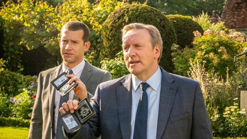 Ein erfolgreicher Bienenzüchter wird niedergeschlagen, dann stirbt eine Ärztin durch einen Bienenstich: DCI John Barnaby (Neil Dudgeon, r.) und DS Jamie Winter (Nick Hendrix, l.) bekommen es mit einem Fall der stacheligen Art zu tun. – Bild: Mark Bourdillon/​Bentley Productions/​All3Media