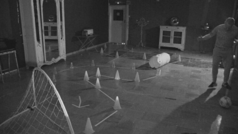 LONDON – Dan Magness is attempting to dribble a ball around a series of cones to a goal in the complete dark. He can’t see anything in the room and shoots in the wrong direction. – Bild: The National Geographic Channel