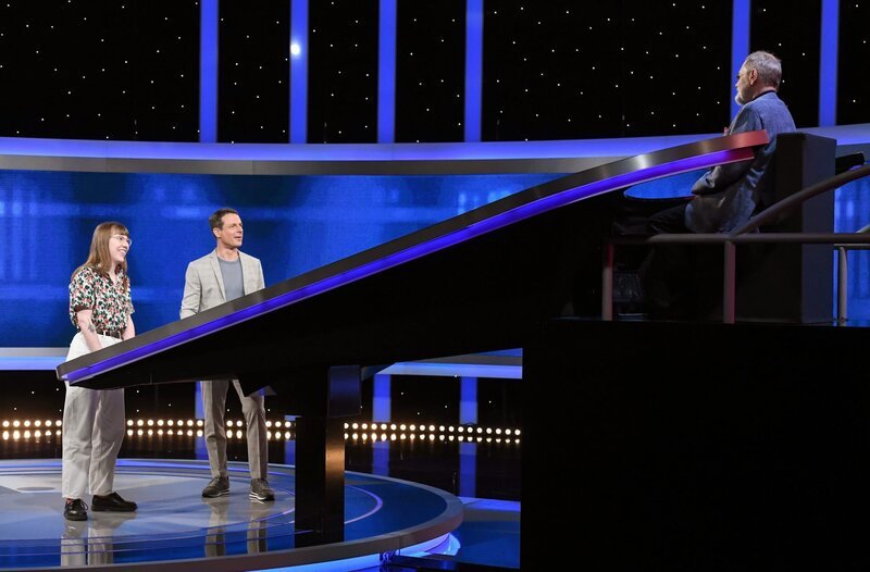 Moderator Alexander Bommes mit der Kandidatin Lilli von Rahden und dem Jäger, Klaus Otto Nagorsnik. – Bild: ARD/​Uwe Ernst