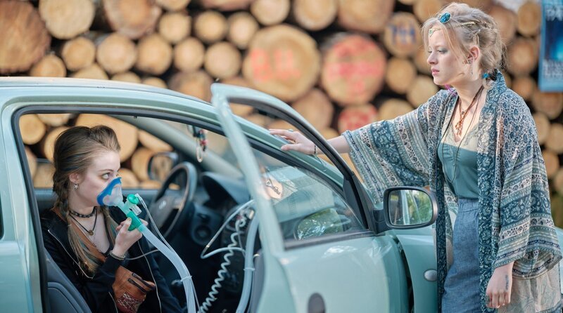 Annika (Luna Kuse, re.) entschuldigt sich bei Juli (Charlotte Lorenzen, li.). – Bild: ARD Degeto/​Jan Raiber