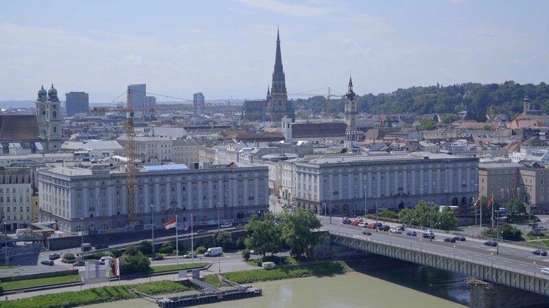 Brückenkopfgebäude, Linz. Wer heute an der Kunstuniversität in Linz Architektur studiert, tut das in einem architektonischen Bauwerk aus der Zeit des Nationalsozialismus. – Bild: ZDF/​Robert Eder