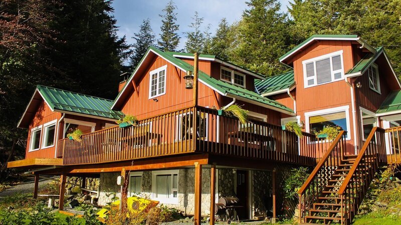 Back of main house on purchased property, bart island home, in Sitka, Alaska, as seen on Living Alaska. – Bild: HGTV/​Scripps Networks, LLC