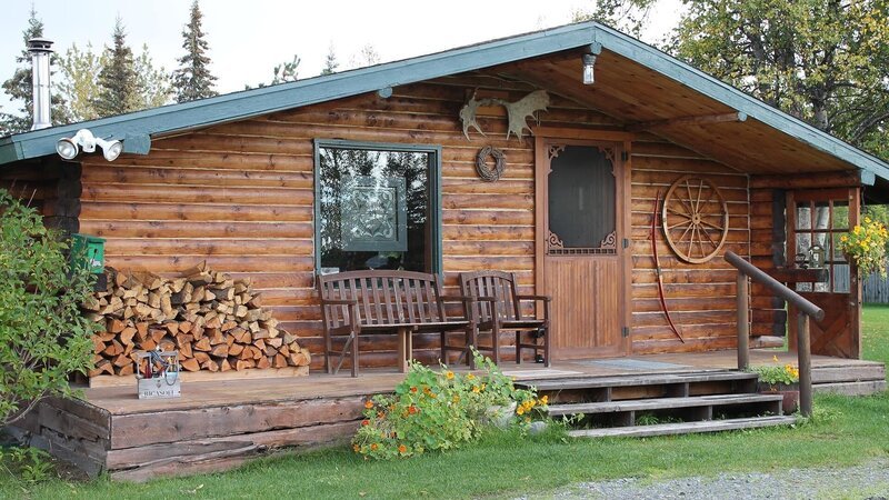 As seen on Living Alaska, this tour property is a historic cabin located in Soldotna, AK. After losing their brother and father, the Phares decided life is too short to stay in one place and are moving to Alaska to begin a new life of adventure. – Bild: HGTV/​Scripps Networks, LLC