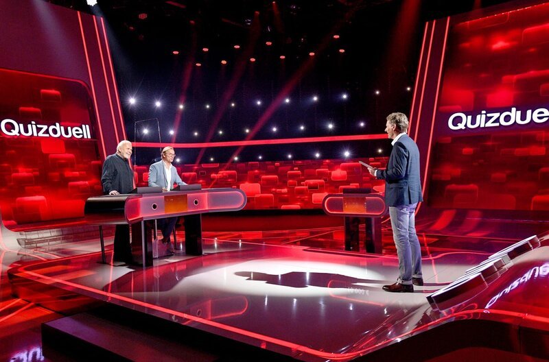 Moderator Jörg Pilawa (r.) mit den Kandidaten des Teams „Legenden“: Den Moderatoren Gunther Emmerlich (l.) und Wolfgang Lippert (2.v.l.). – Bild: ARD/​Uwe Ernst