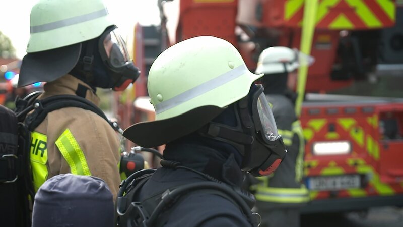 Feuerwehrleute. – Bild: Warner Bros. Discovery