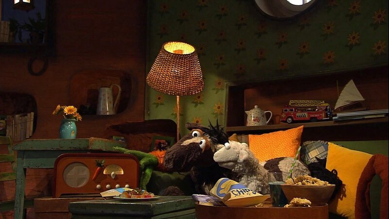 Gerade haben sich es Wolle und Pferd vor ihrem Radio so richtig gemütlich gemacht, um ihre Lieblingsradiosendung zu hören. – Bild: NDR/​Sesame Workshop
