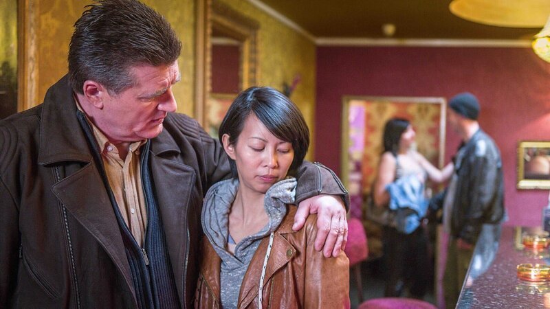 Hans (Bruno F. Apitz, l.) und seine neue Kollegin Alexa (Minh-Khai Phan-Thi, r.) geben sich in einem Stundenhotel als Pärchen aus. Keine einfache Rolle für Alexa, die von Körperkontakt sehr wenig hält. – Bild: Boris Laewen