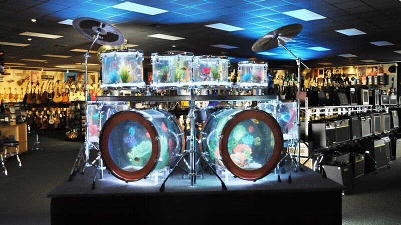The finished drum set aquarium in the music store. – Bild: Discovery Communications
