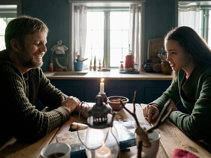 Während Tinka (Josephine Chavarria Højbjerg) und Storm (Troels Lyby) auf Lasse warten, schauen sie sich im Blockhaus Bilder aus der Zeit an, als Tinka noch klein war. – Bild: BR/​TV2 Denmark/​Agnete Schlichtkrull