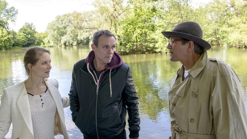 Fritz Fuchs (Guido Hammesfahr, rechts) und Dorle (Tessa Mittelstaedt, links) stellen den mysteriösen Erpresser (Dirk Martens, Mitte). Es folgt eine Überraschung für alle drei. – Bild: ZDF/​Antje Dittmann