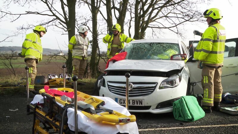 Die Ärzte und Sanitäter des Yorkshire Air Ambulance Service retten Menschen aus dem verunglückten Auto. – Bild: Warner Bros. Discovery