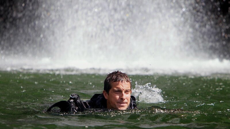 Discovery Channel’s, Man V’s Wild, Bear Grylls swims towards the shore after jumping into a river in Whakatane, located about 350 km north of Auckland in New Zealand. – Bild: Discovery Communications