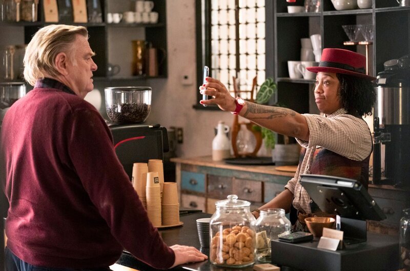 Jay (Esco Jouléy) zeigt Scott (Brendan Gleeson) etwas auf dem Handy. – Bild: HR/​Degeto/​2021 Sundance TV LLC & AMC Film Holdings LLC