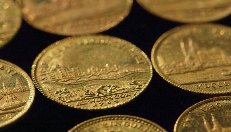 Münzen aus purem Gold – Rheingold, das vor rund 200 Jahren geschürft wurde. – Bild: ZDF/​SWR