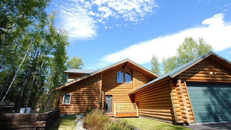 Exterior view of the Pioneer Peak house, one of Matt and Emily Levanduski’s stops in their house search near Anchorage Alaska, as seen on Great American Country’s Living Alaska – Bild: Great American Country/​Scripps Networks, LLC.