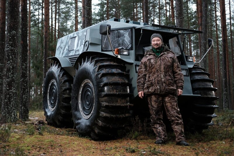 Alexei stands by an ATV. – Bild: Science Channel /​ Discovery Communications