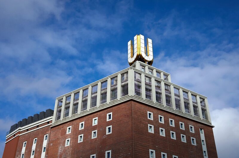 Wer nach Dortmund kommt, dem fällt schnell ein besonderes Gebäude auf: Direkt am Hauptbahnhof steht ein markanter Turm. Mit einem vergoldeten U auf dem Dach überragt er die Stadt und sendet „fliegende Bilder“ – Lichtinstallationen. – Bild: WDR/​dpa