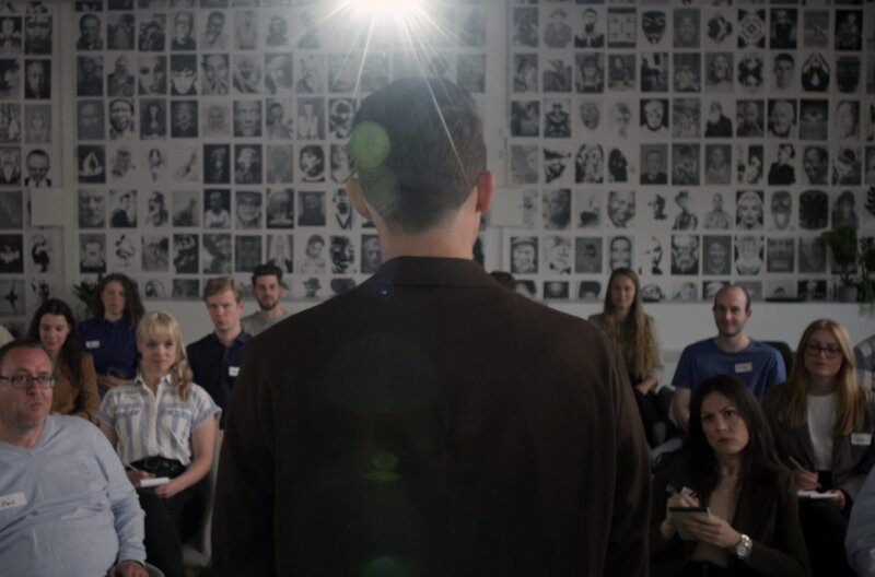 Aaron (Kai Bosse, vo.) gibt ein Life-Coaching-Seminar. – Bild: SWR/Filmakademie Baden-Württemberg Aaron (Kai Bosse, vo.) gibt ein Life-Coaching-Seminar. – Bild: SWR/Filmakademie Baden-Württemberg