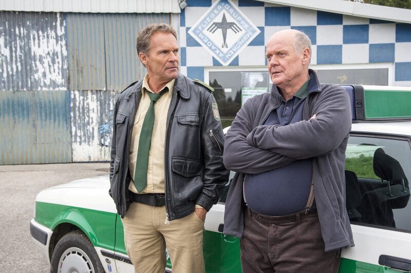 v.li.: Franz Hubert (Christian Tramitz), Egon Kronthaler (Wolfgang Finck) – Bild: Tele München /​ TMG und Entertainment Factory