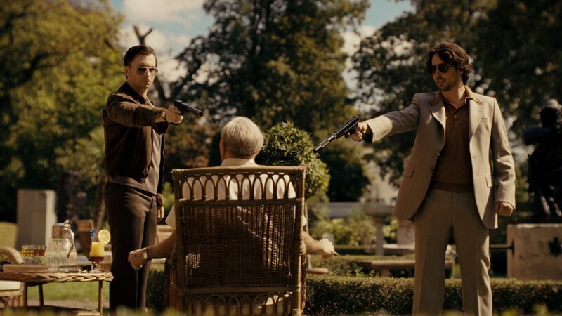 Picture Shows (L-R): Ephaim Jung played by NIKOLA JUNG, SS-Arzt Erich played by RAPHEAL DWINGER, Robert, Mossad Kollege played by MARCEL VON BOVERT – Bild: The Amazing Film Company /​ Paramount