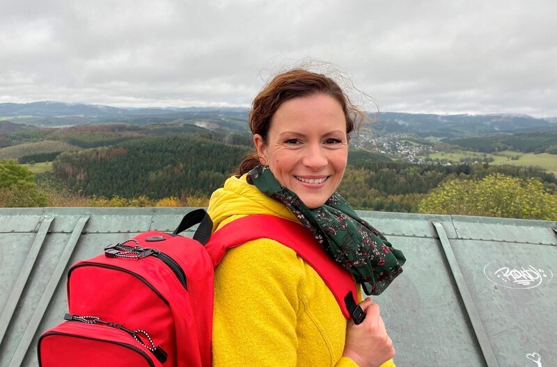 Anne Willmes startet ihre Wanderung in Ginsburg im Siegerland. – Bild: WDR/​Carolin Wagner