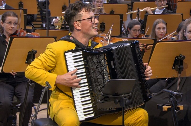 Martynas Levickis und das Akkordeon – Bild: Nikolai Sevke