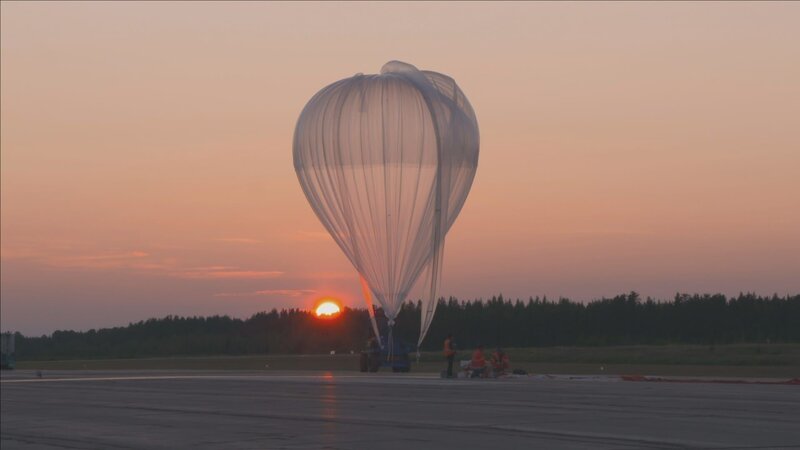 Mit Forschungsballons messen Wissenschaftlerinnen und Wissenschaftler die Zusammensetzung der Stratosphäre. – Bild: Crestar Productions