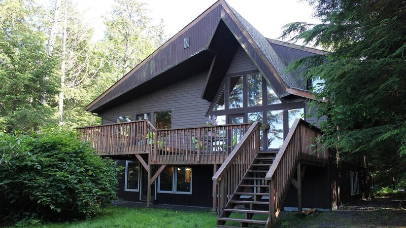 As seen on Living Alaska, home buyers Brand Langdorf and Paula Myers are leaving the life they know in the dust as they move 2,000 miles from Oklahoma to Sitka, Alaska. – Bild: HGTV/​ Scripps Networks, LLC.